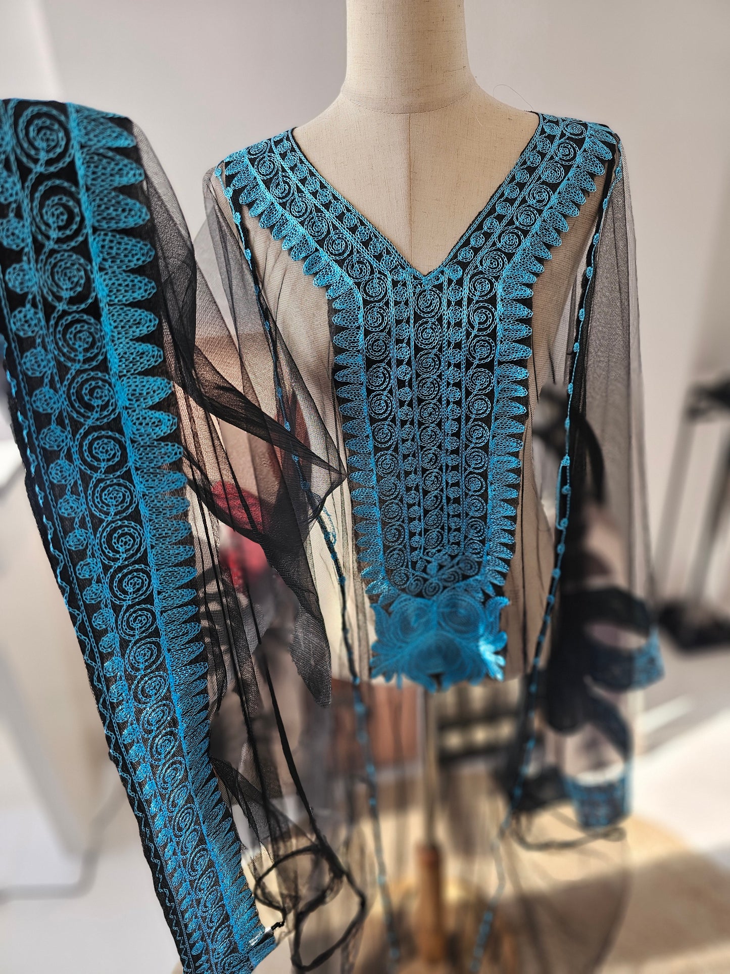 ثوب أزرق مطرّز