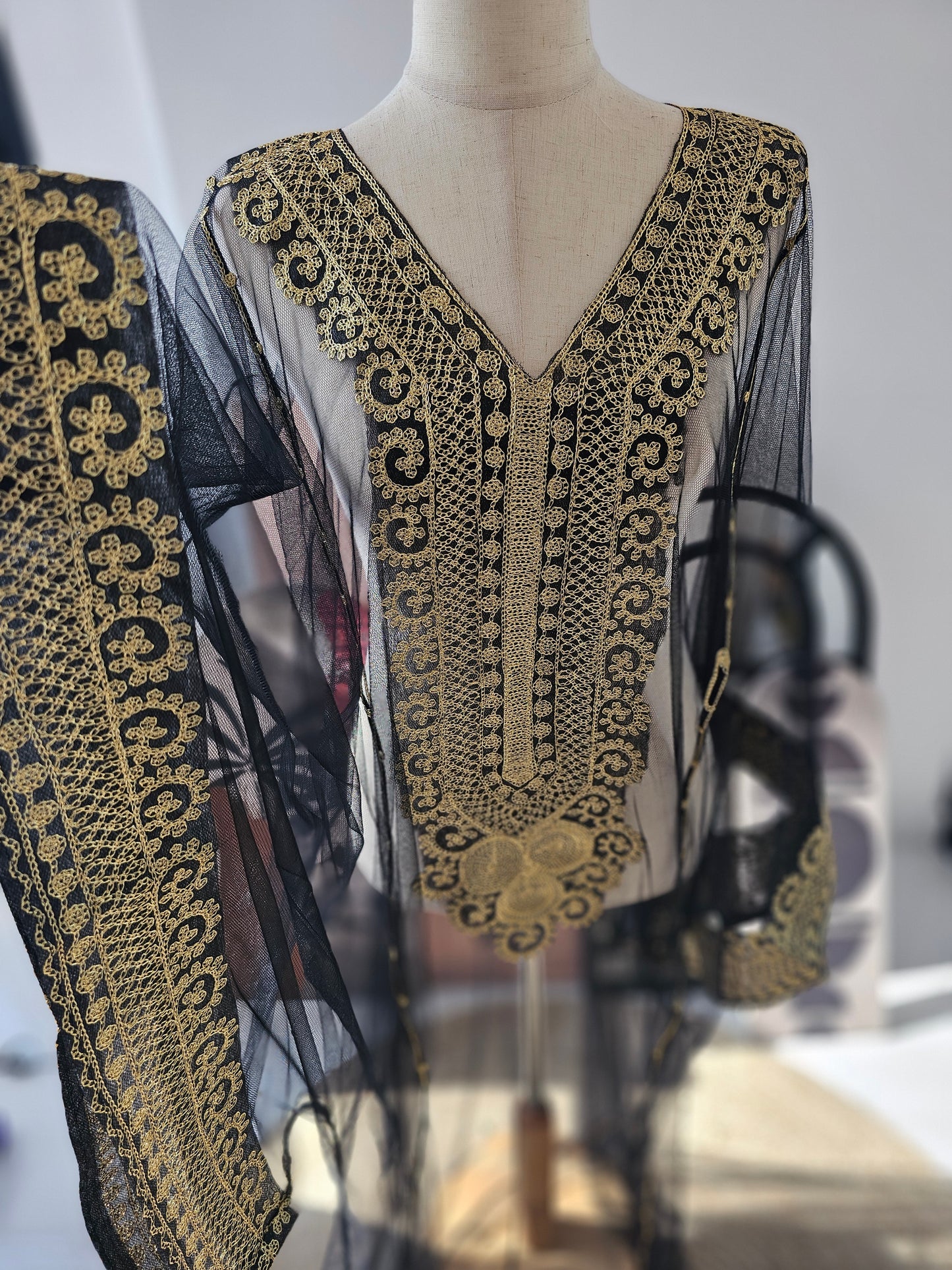 ثوب ذهبي مطرّز