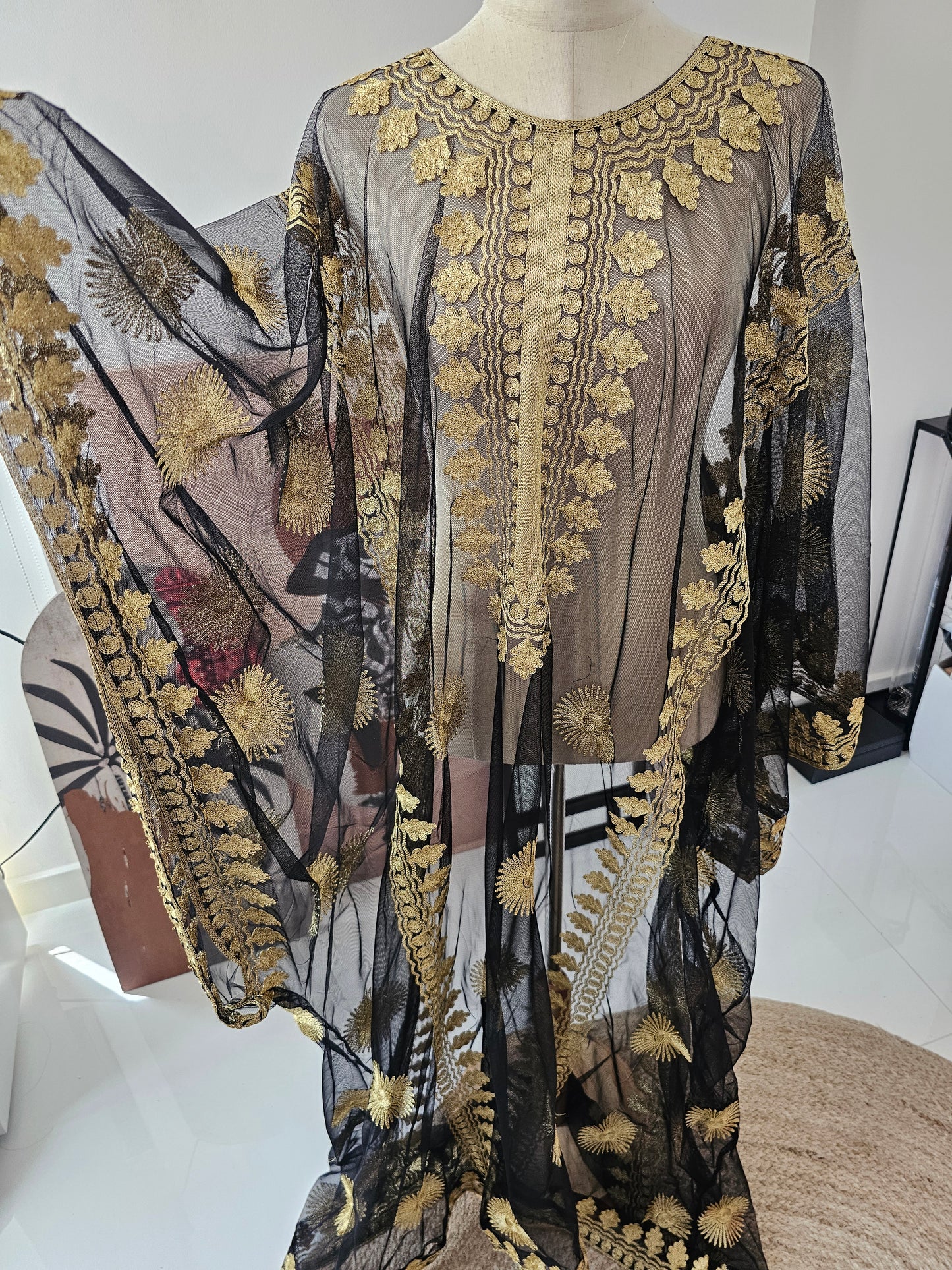 ثوب فخم بتطريز كامل