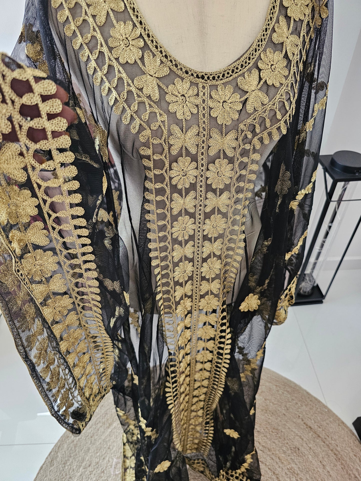 ثوب فخم بتطريز كامل