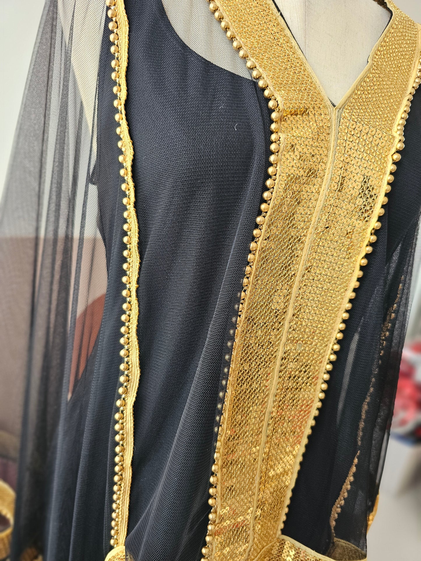 ثوب ذهبي بتصميم جدا مميز