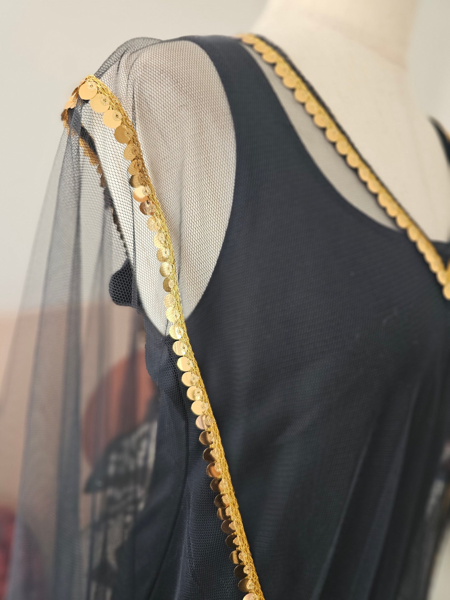 ثوب ذهبي بالليرات (صف واحد)