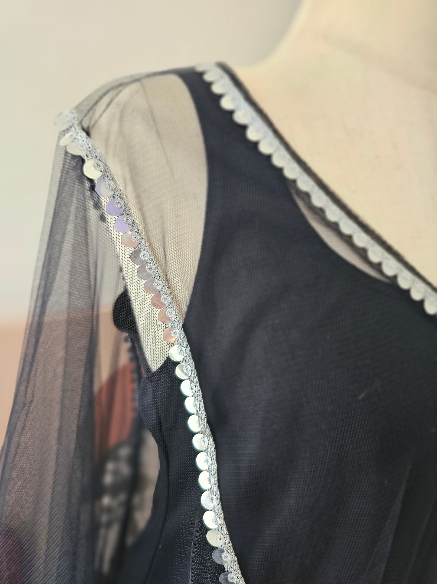 ثوب فضي بالليرات (صف واحد)