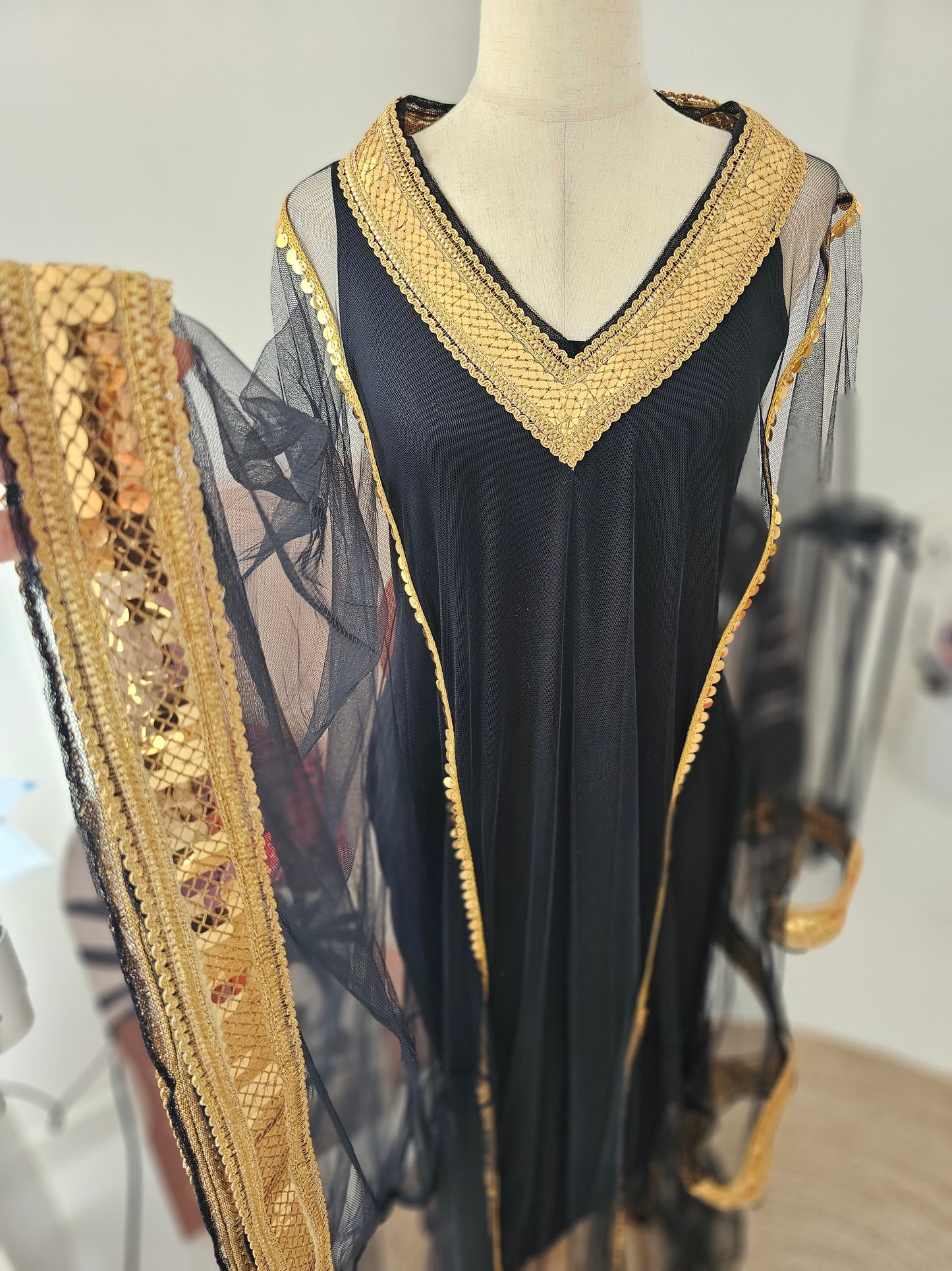 ثوب راقي ومطرّز (مع حزام)