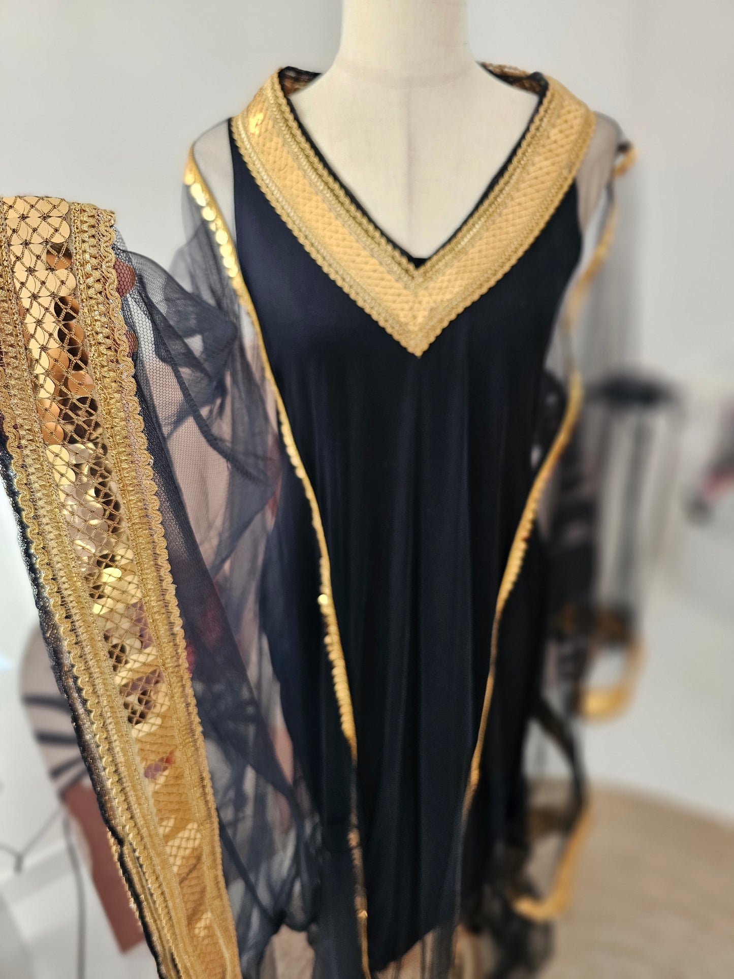 ثوب راقي ومطرّز (مع حزام)