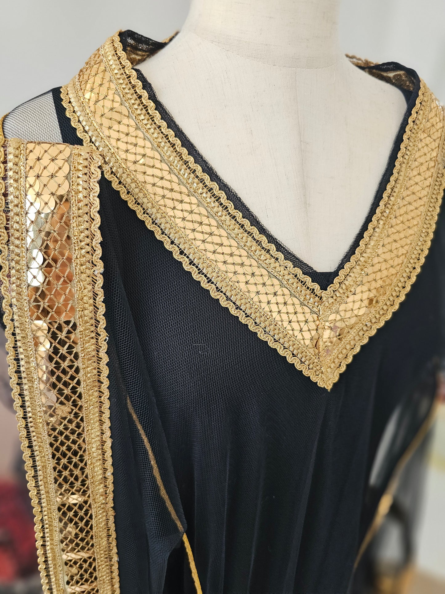 ثوب راقي ومطرّز (مع حزام)