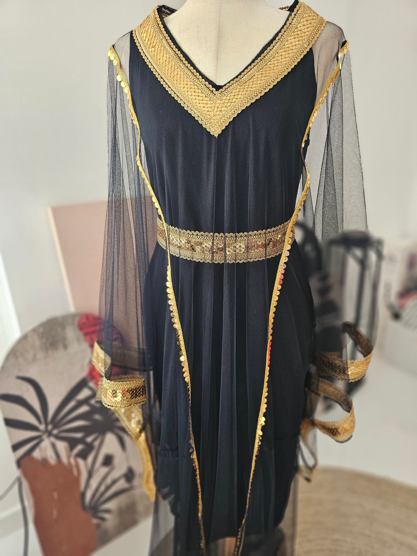 ثوب راقي ومطرّز (مع حزام)