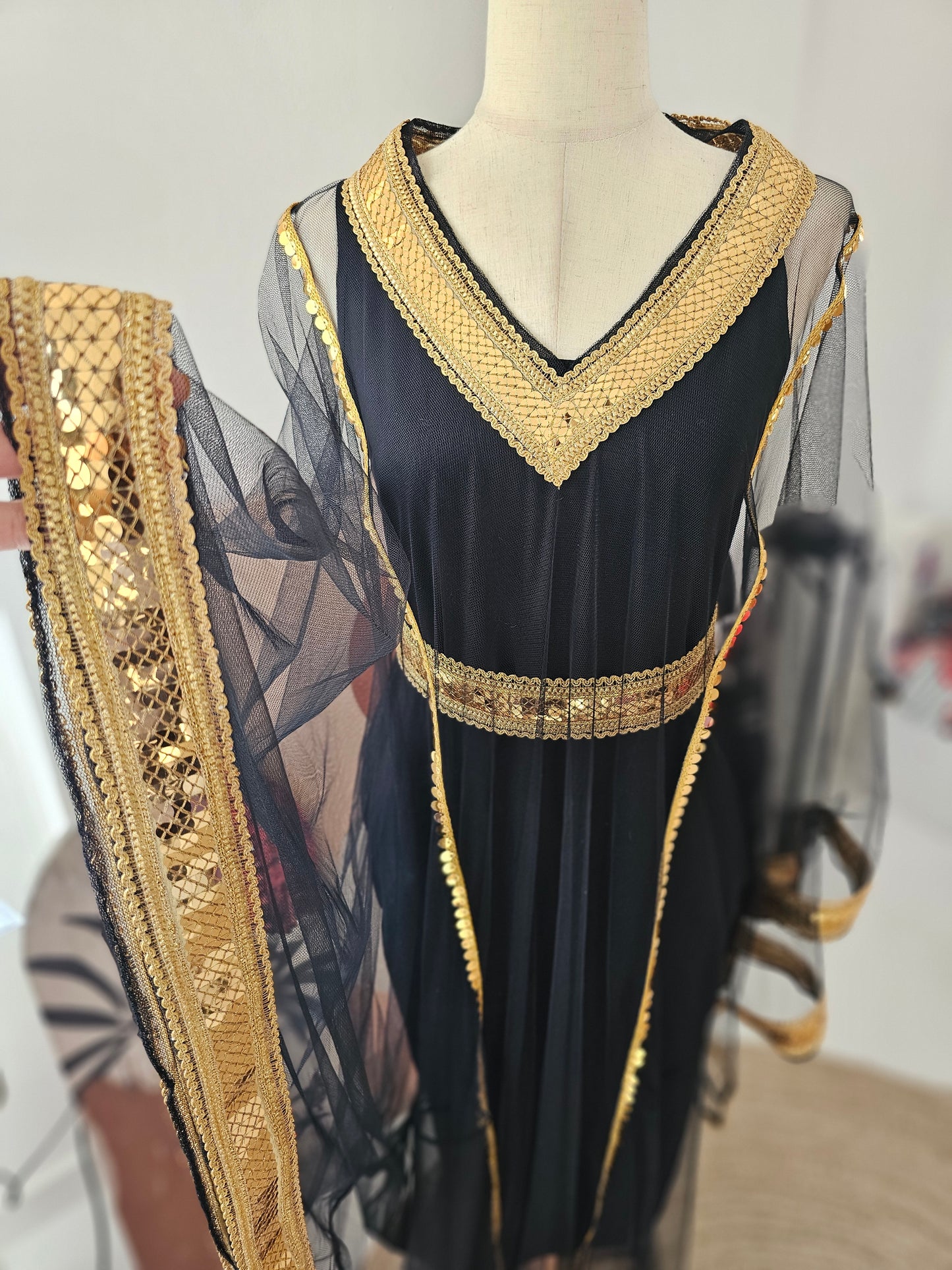 ثوب راقي ومطرّز (مع حزام)