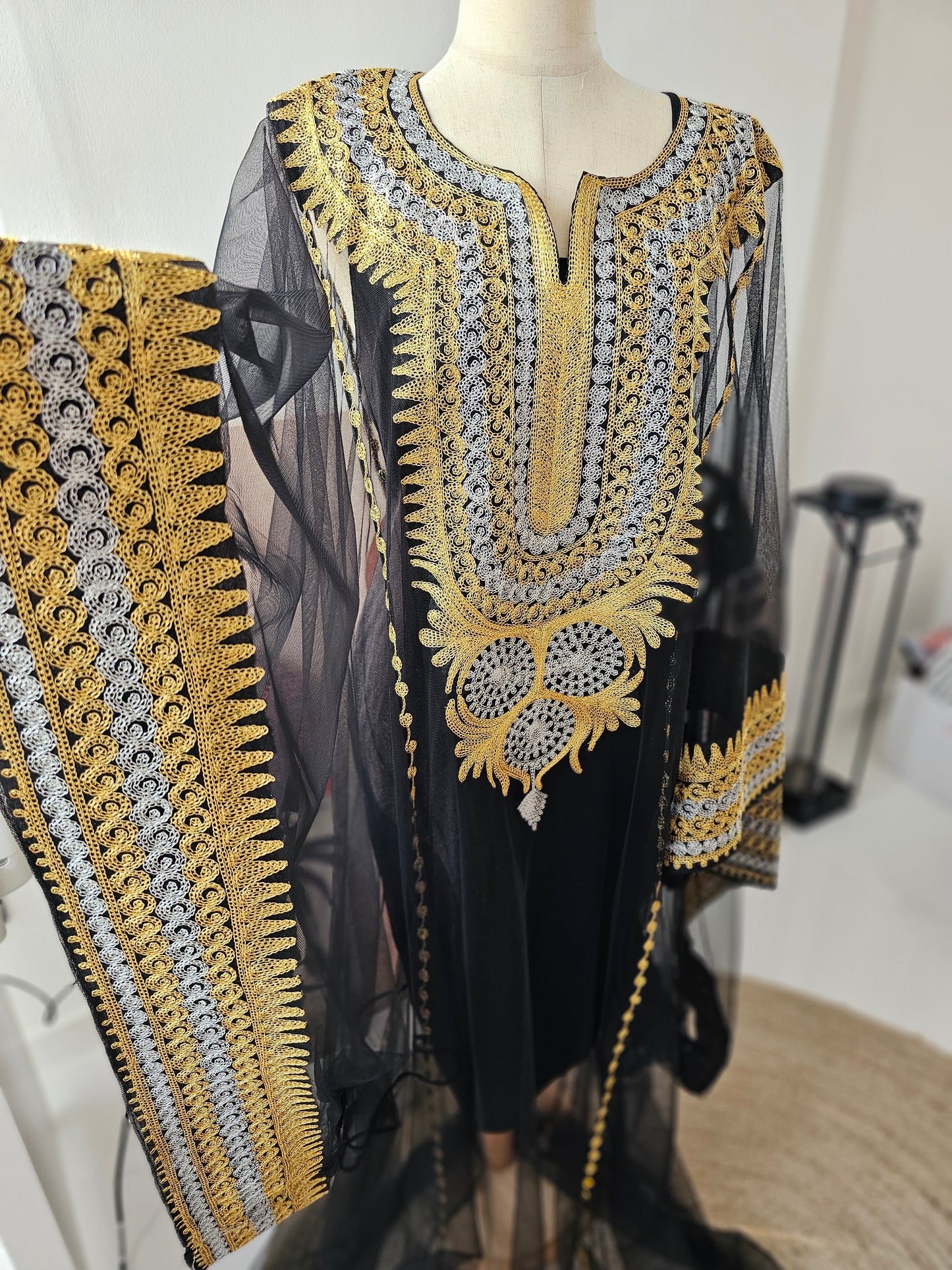 ثوب مميز باللونين الذهبي والأبيض