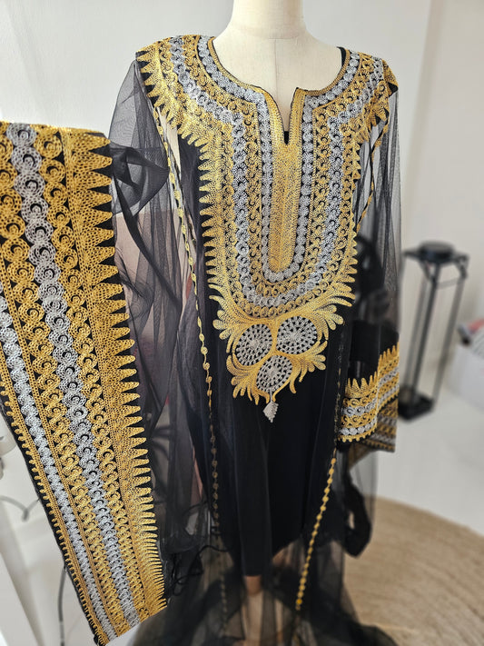 ثوب مميز باللونين الذهبي والأبيض