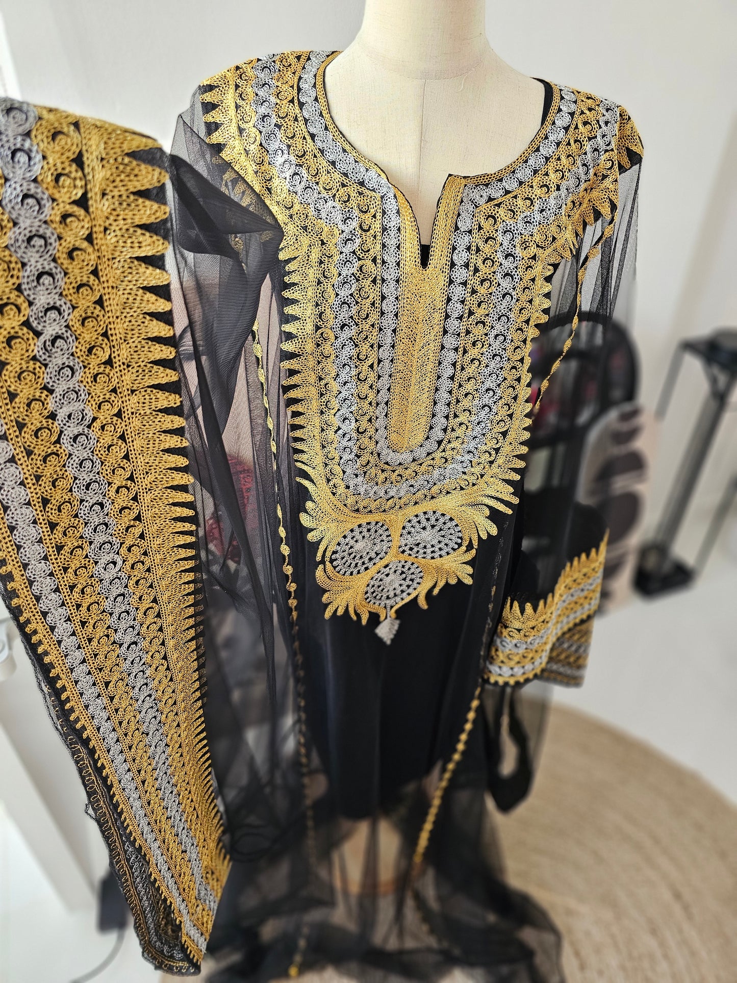 ثوب مميز باللونين الذهبي والأبيض