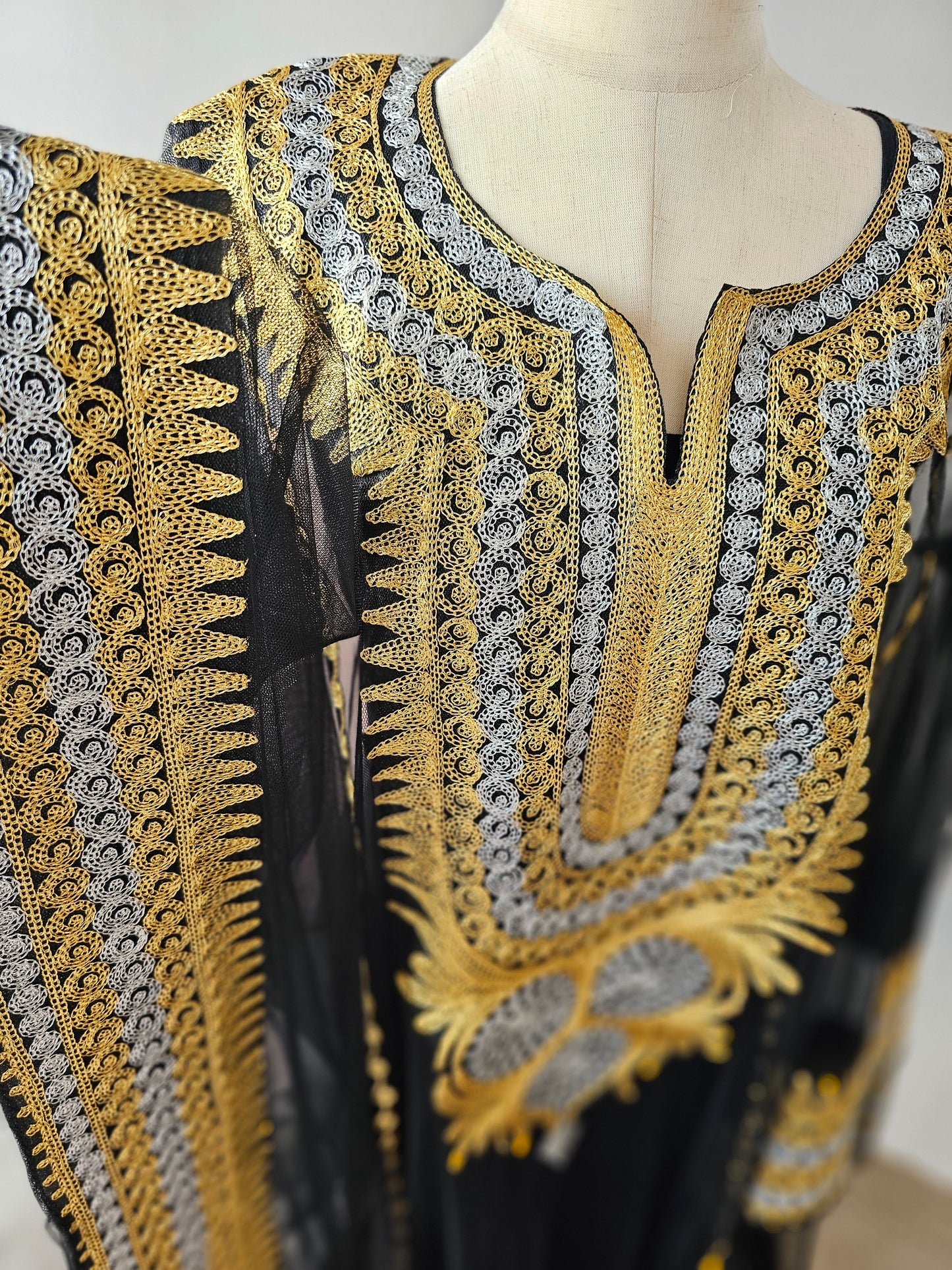 ثوب مميز باللونين الذهبي والأبيض