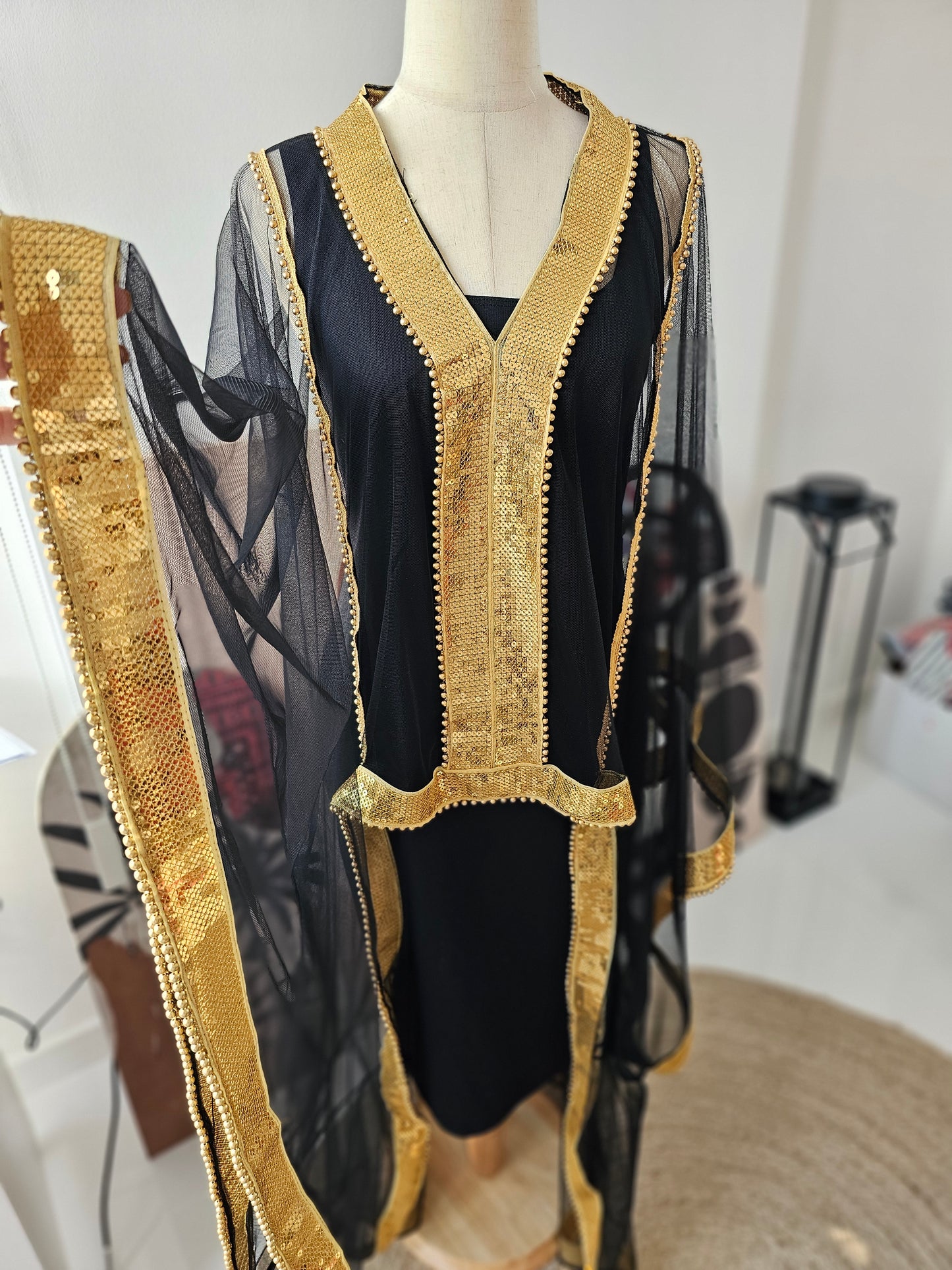 ثوب ذهبي بتصميم جدا مميز