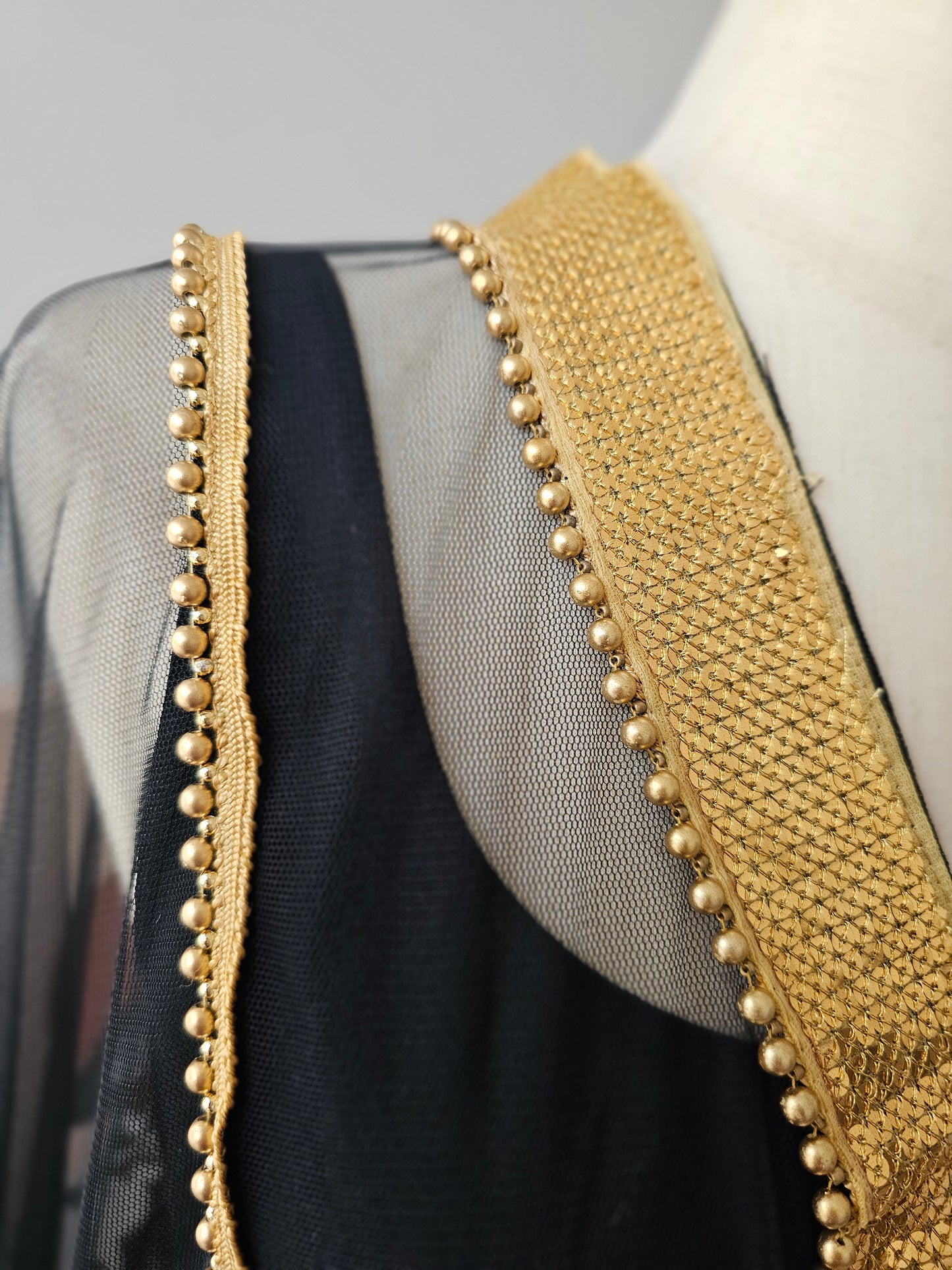 ثوب ذهبي بتصميم جدا مميز