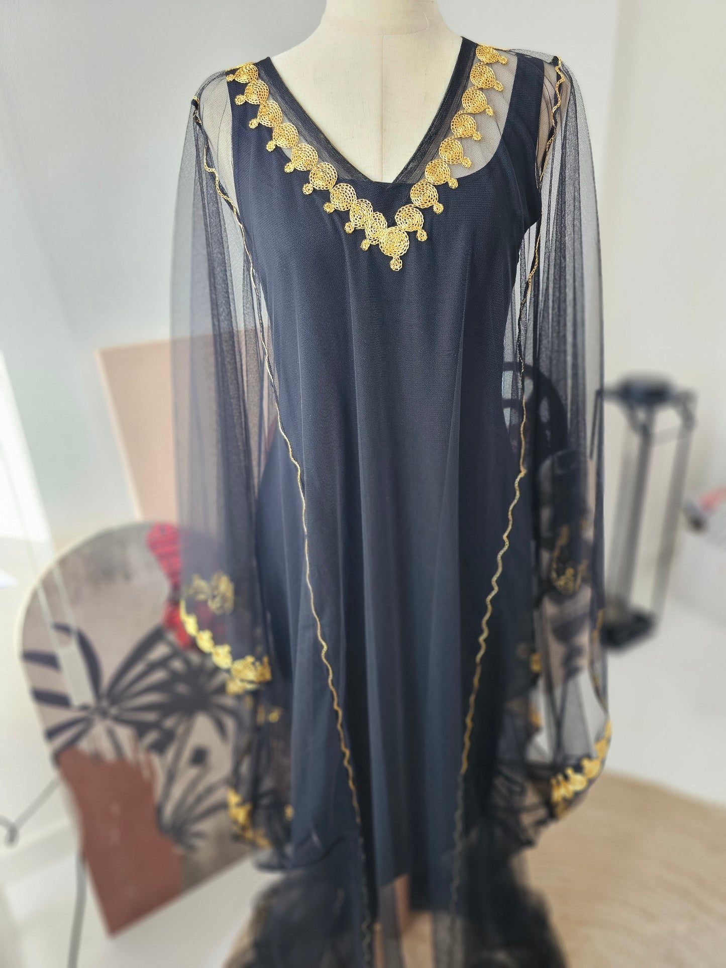 ثوب ذهبي خفيف وعملي