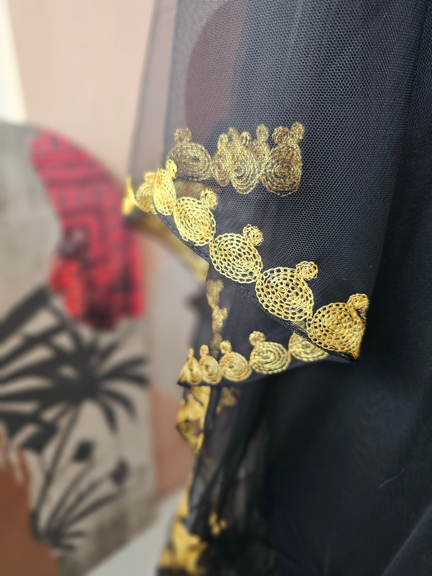 ثوب ذهبي خفيف وعملي