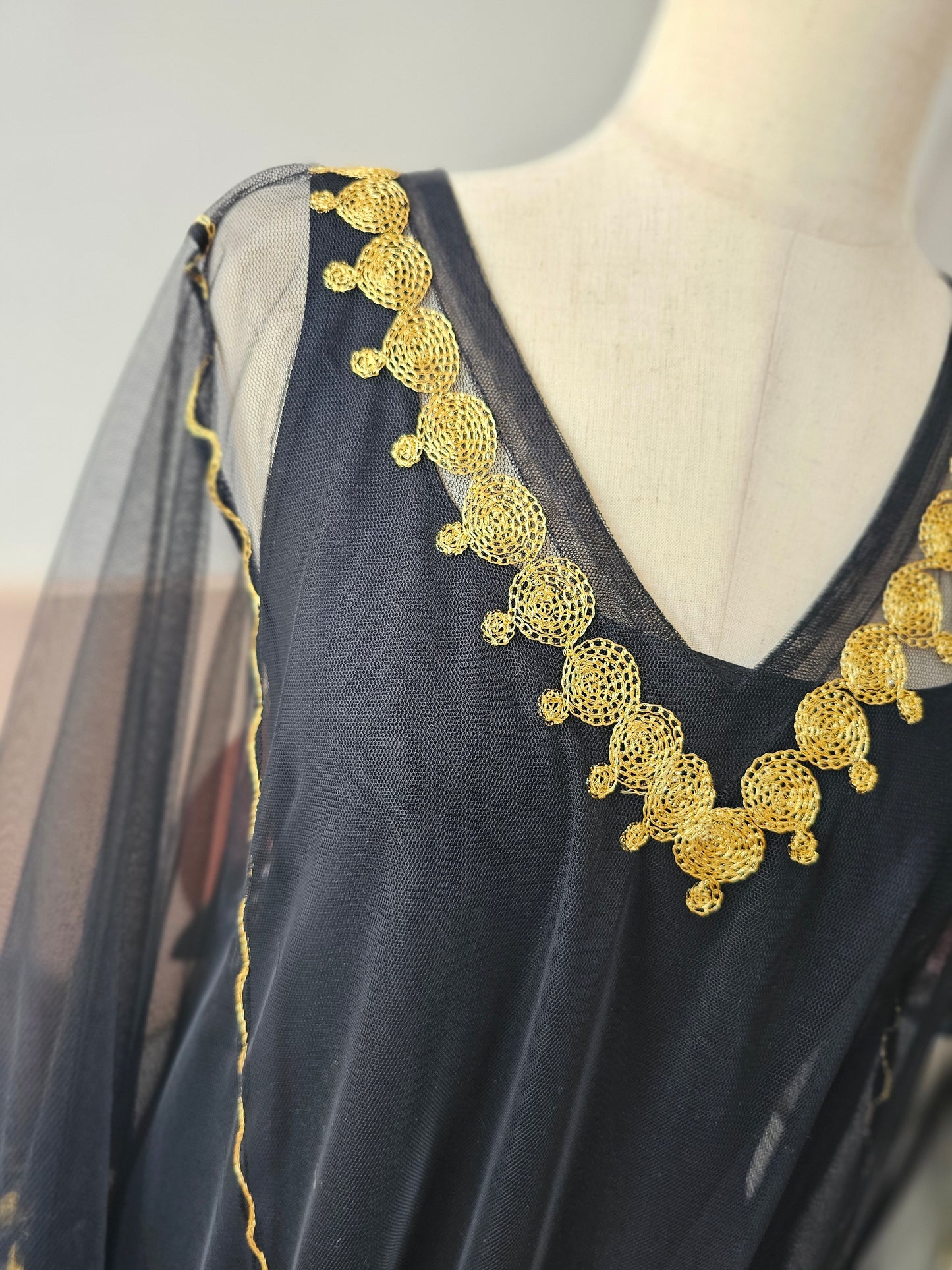 ثوب ذهبي خفيف وعملي