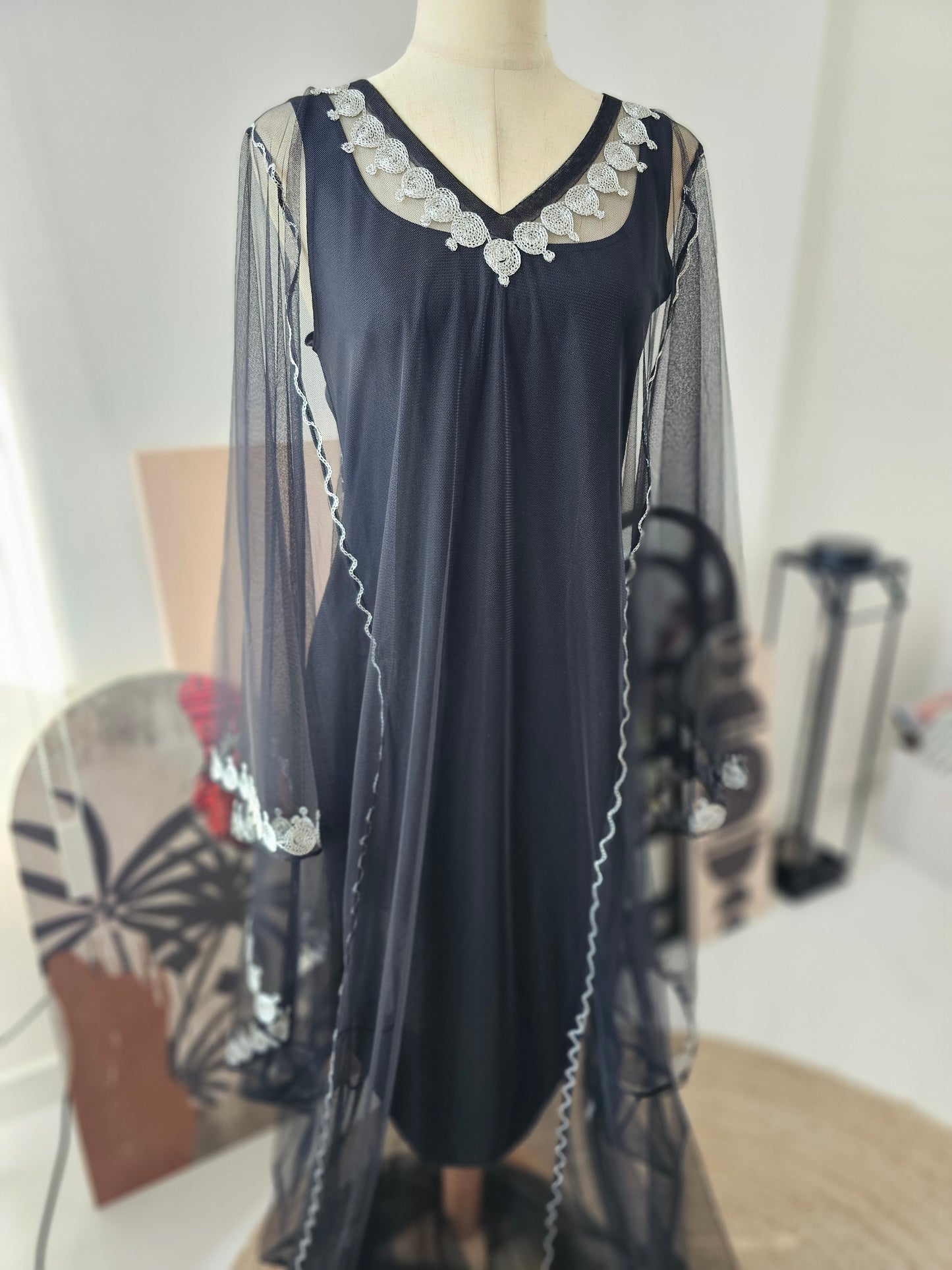 ثوب فضي خفيف وعملي